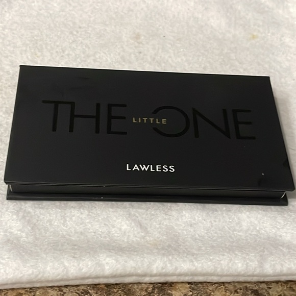 Lawless The Little One Talc-Free Eyeshadow Palette - Neutral Shades - Picture 9 of 10